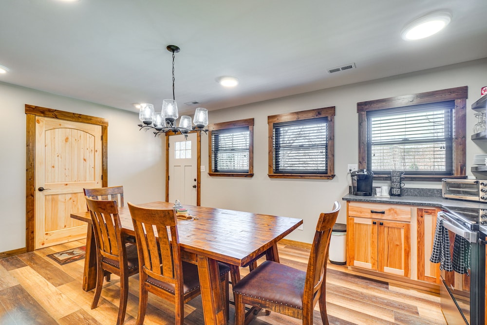 Modern Cabin w/ Hot Tub: Near Tail of the Dragon! view 5