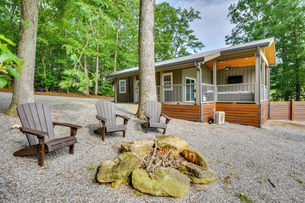 6 Mi to Helen: Romantic Georgia Cottage Hideaway!