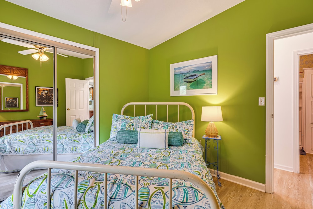 Harkers Island Getaway w/ Deck: Near Cape Lookout!