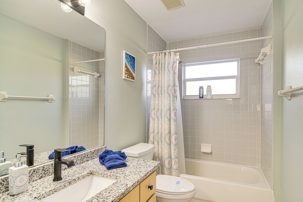 3 Mi to Clearwater Beach: Home w/ Patio & Grill!