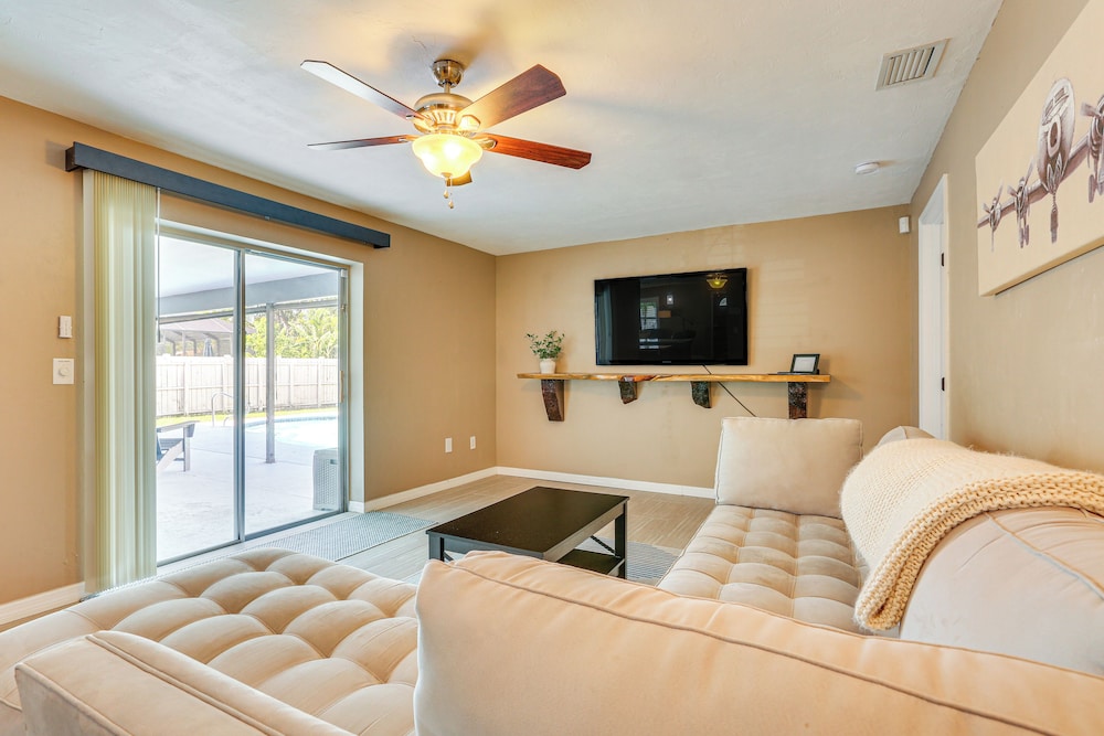 Private Pool & Spacious Yard: Cape Coral Getaway