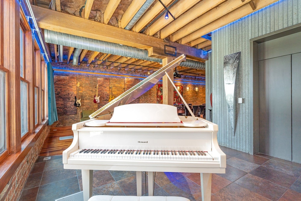 Jamloft - Printers Alley - Walk to Broadway