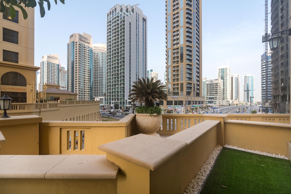 Lux BnB Duplex Casa Private Garden JBR