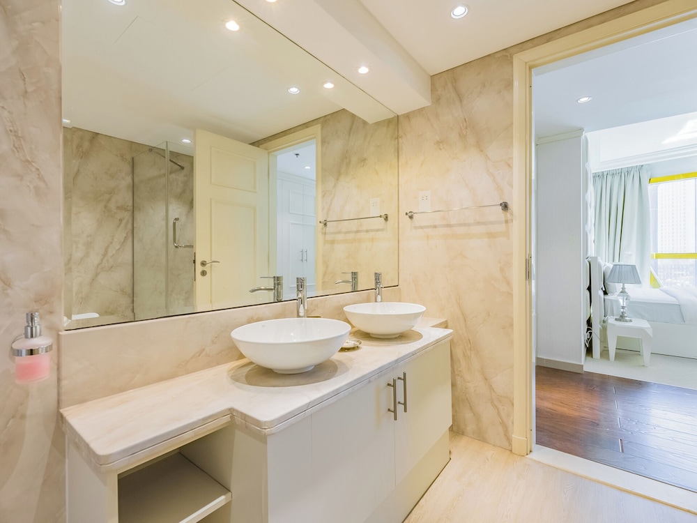 Luxury Spacious Condo in the Iconic Park Towers