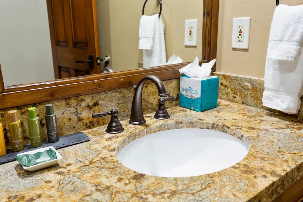 Trail's End Lodge at Deer Valley Resort - Two Bedroom Residence with Den and Spa #202 2 Condo
