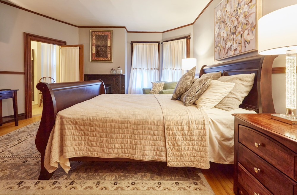 Home Near Hiking Biking w Hottub 6 Bedrooms