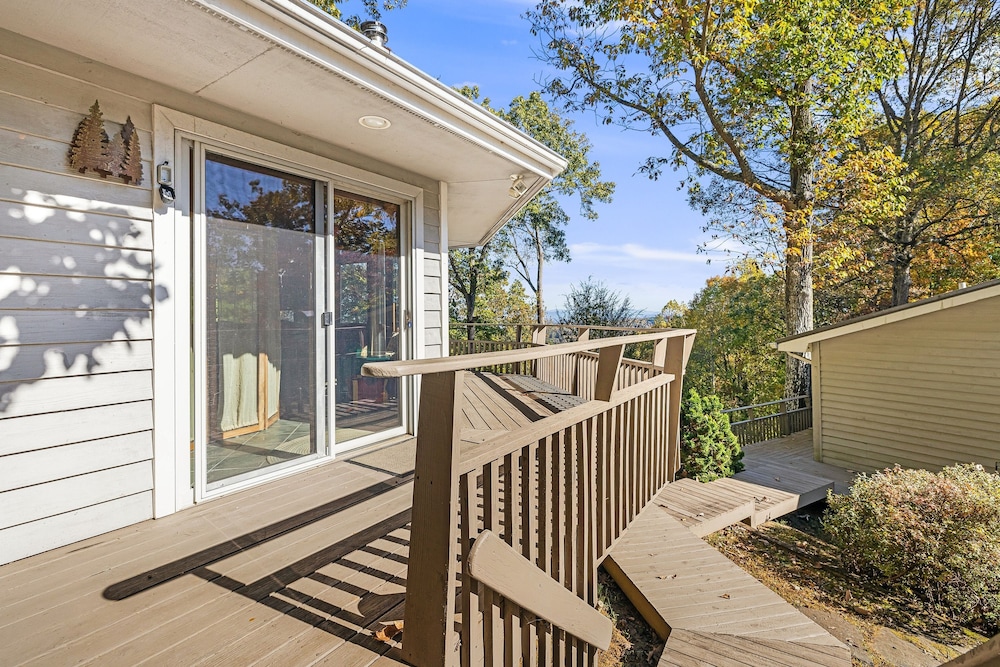 Cabin in the Sky by Avantstay Deck w Views