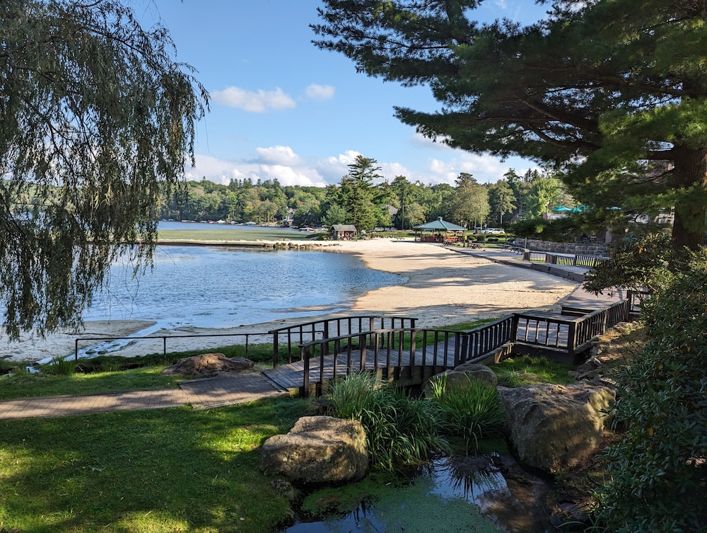 The Lodge Luxury Resort At Lake Harmony - Property Image 2