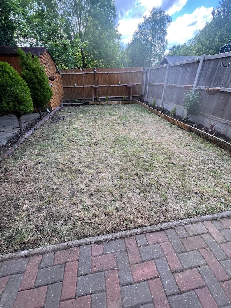 4-bed Barnwell Retreat- Sleeps10, Garden & Parking
