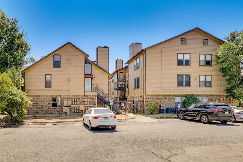 Austin Condo w/ Pool Access: 5 Mi to Downtown! view 5