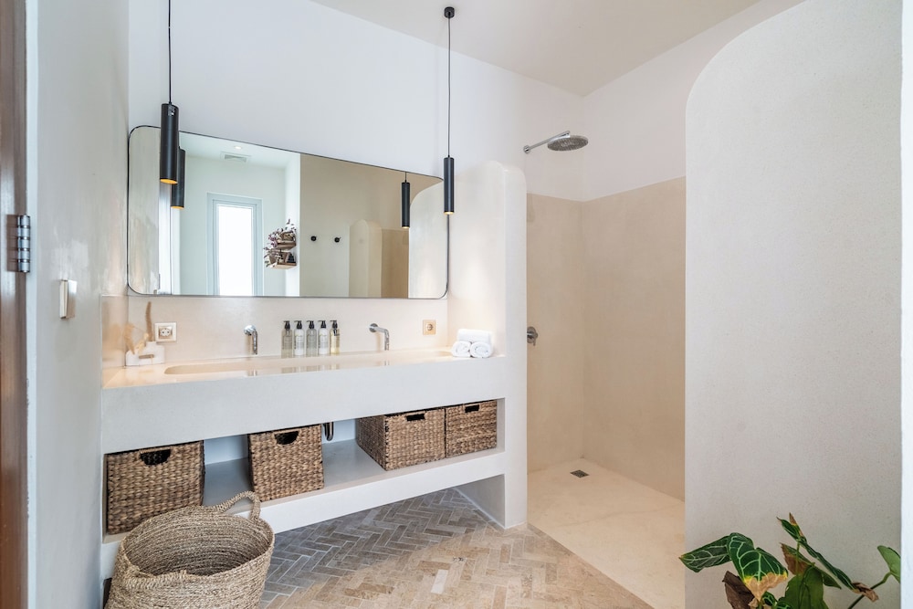 Eleven Villa Canggu - Calm Oasis with Pool and Privacy