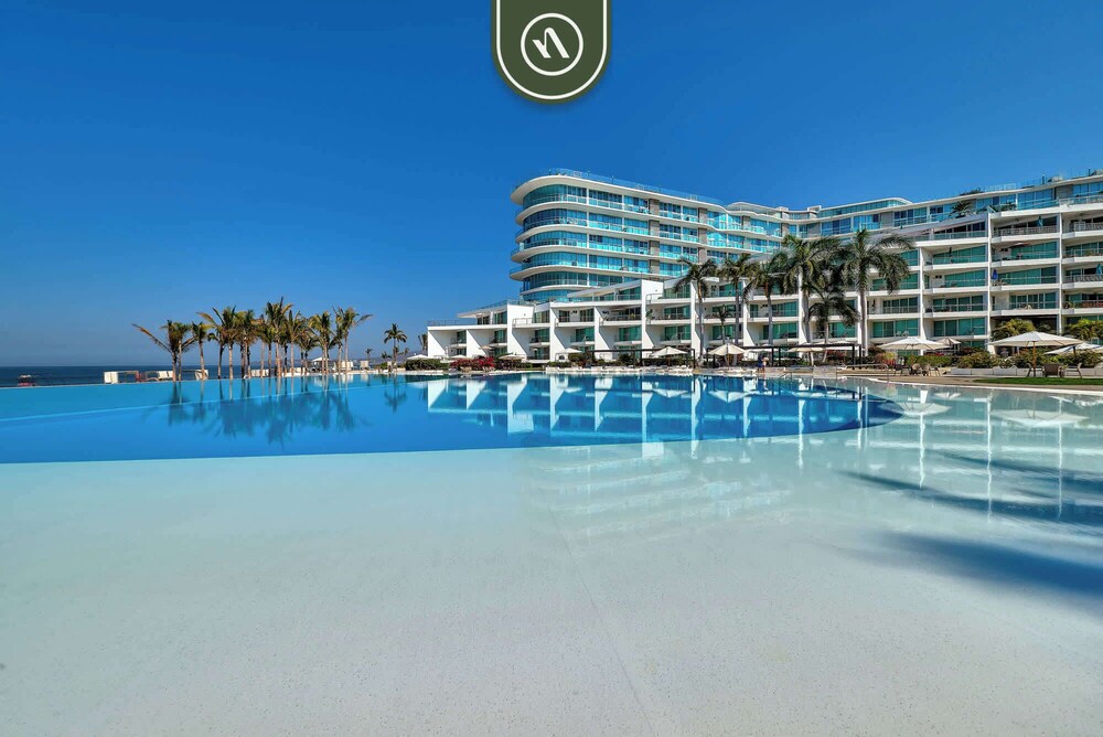Beachfront 2BR Condo With Pool and Beachclub
