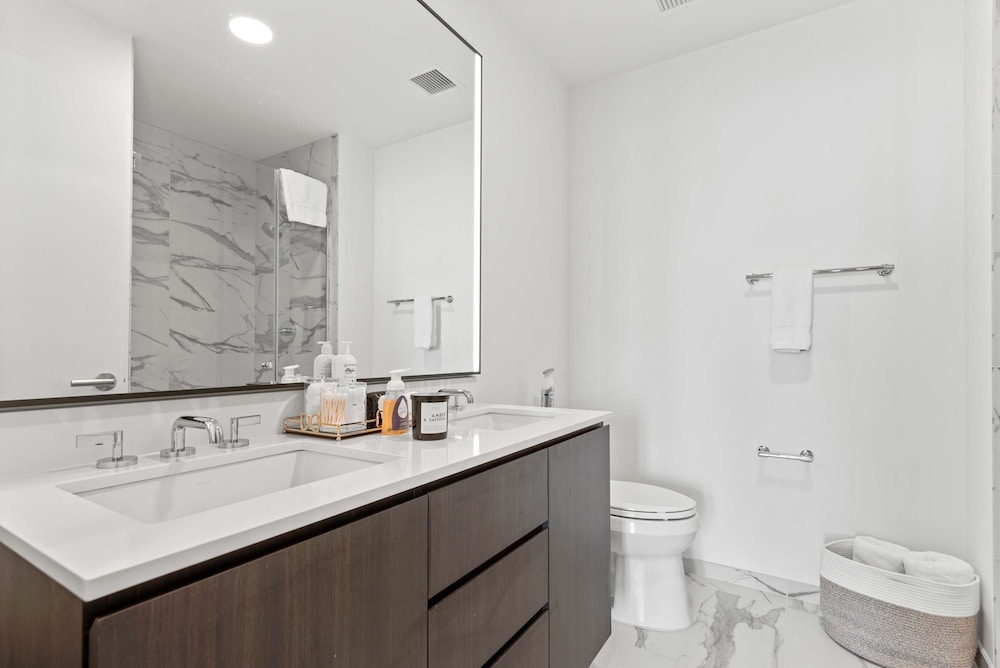 High-rise 65 Fl Apt w Lux Amenities Lake Views