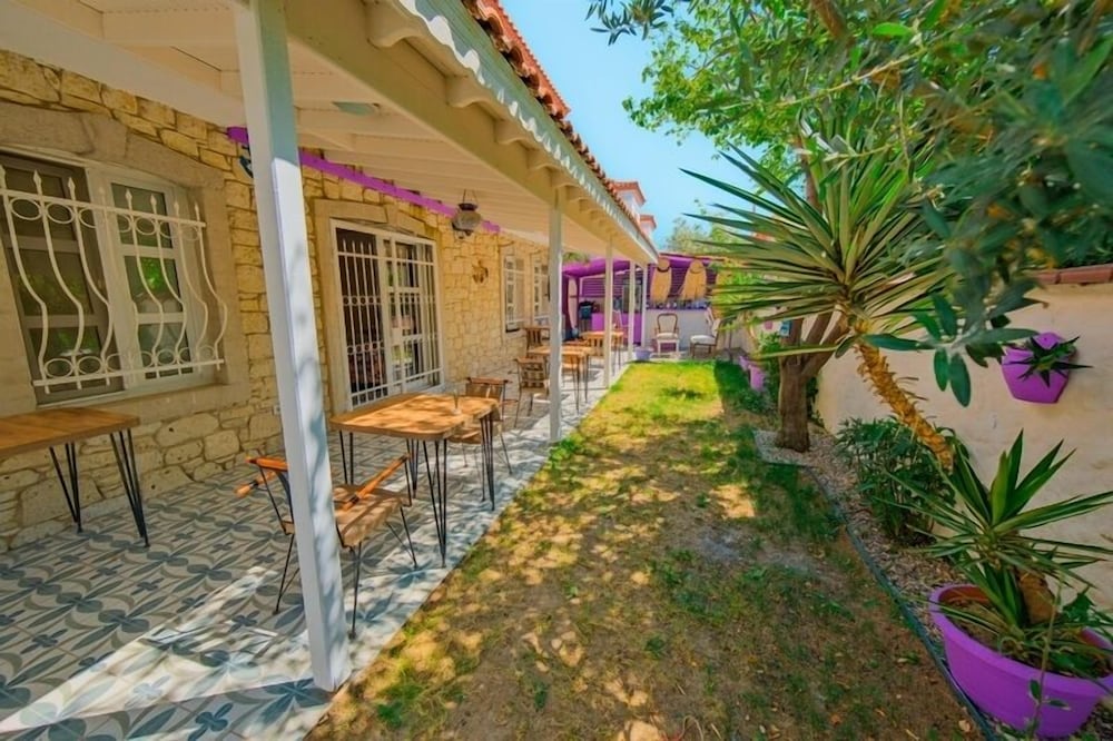 Mor Salkım Konağı