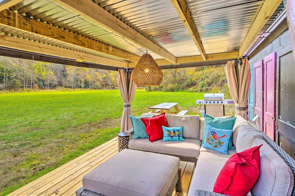 Colorful Bakersville Cottage: Views, Pets Allowed! view 5