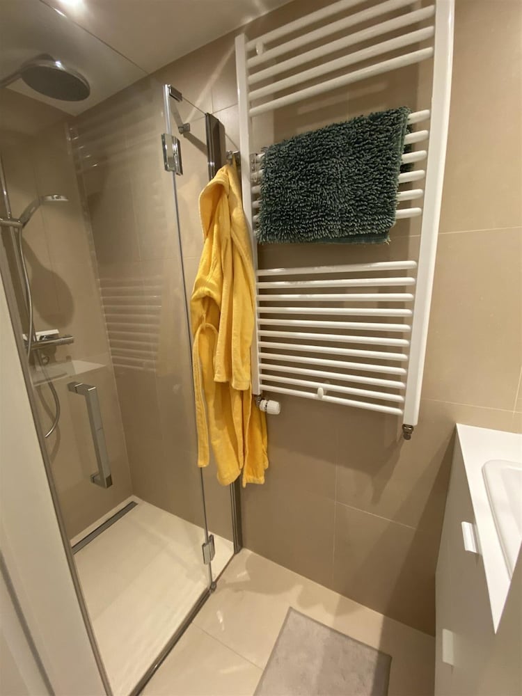 Sea View Stay for 6 Guests