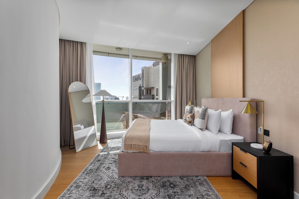 Maison Privee - Dazzling Downtown Retreat w/ Panoramic City Views