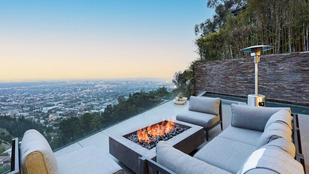 Hollywood Overlook by Avantstay Private Pool + Hot Tub Panoramic Views