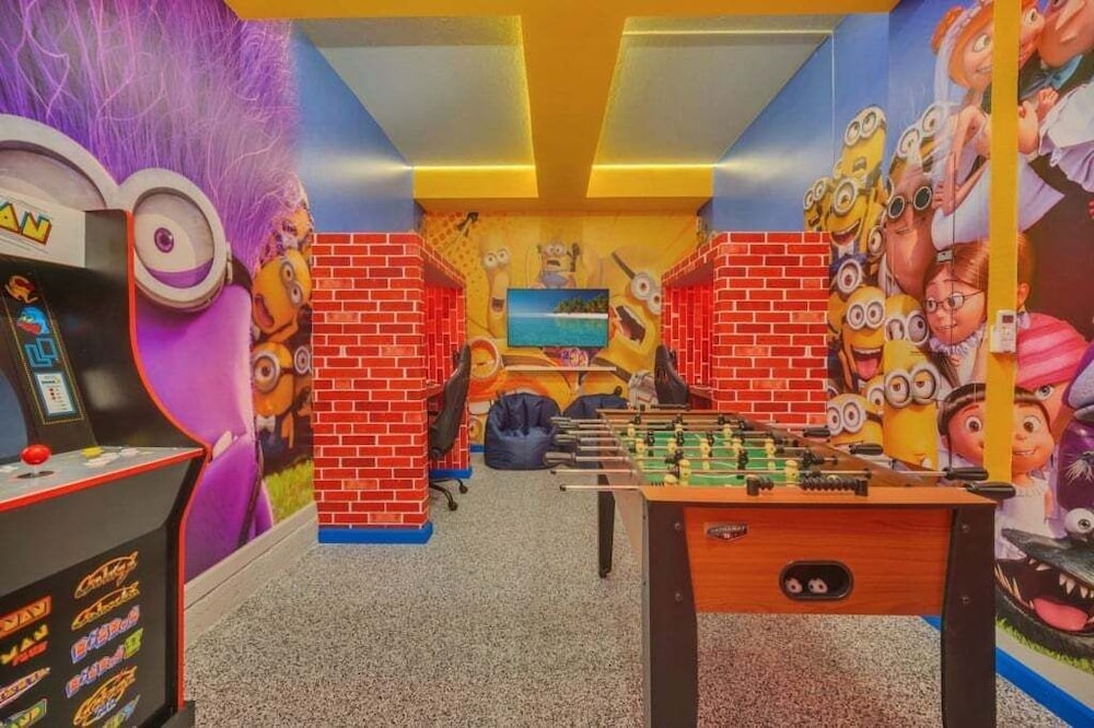 Movie Room, Pool, Theme Rooms Everything Included! 6 Bedroom Villa