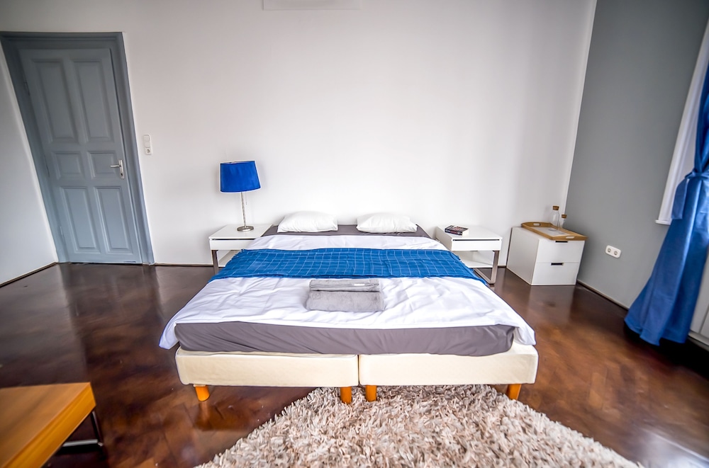 2B Hostel & Rooms