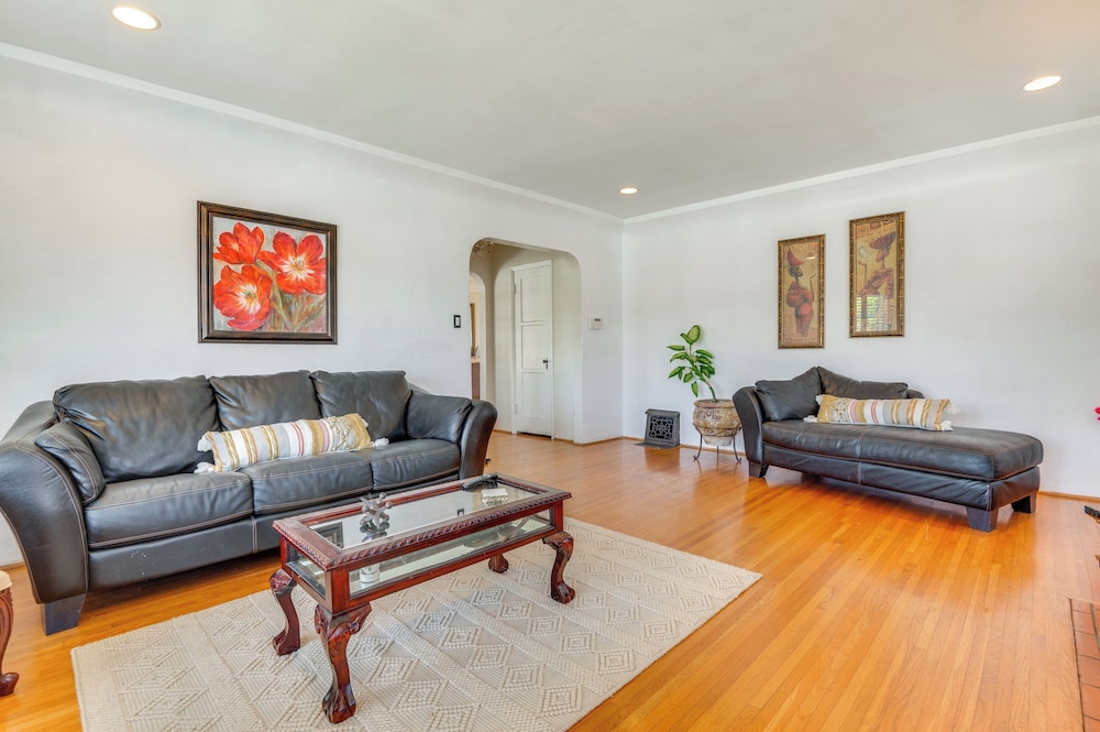 5 Mi to Sofi Stadium: Charming Family Home!
