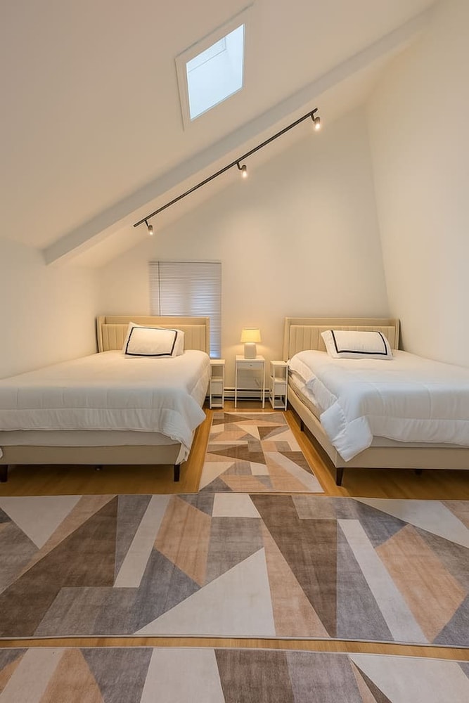 Modern Vintage Retreat W Pool Tennisball Court