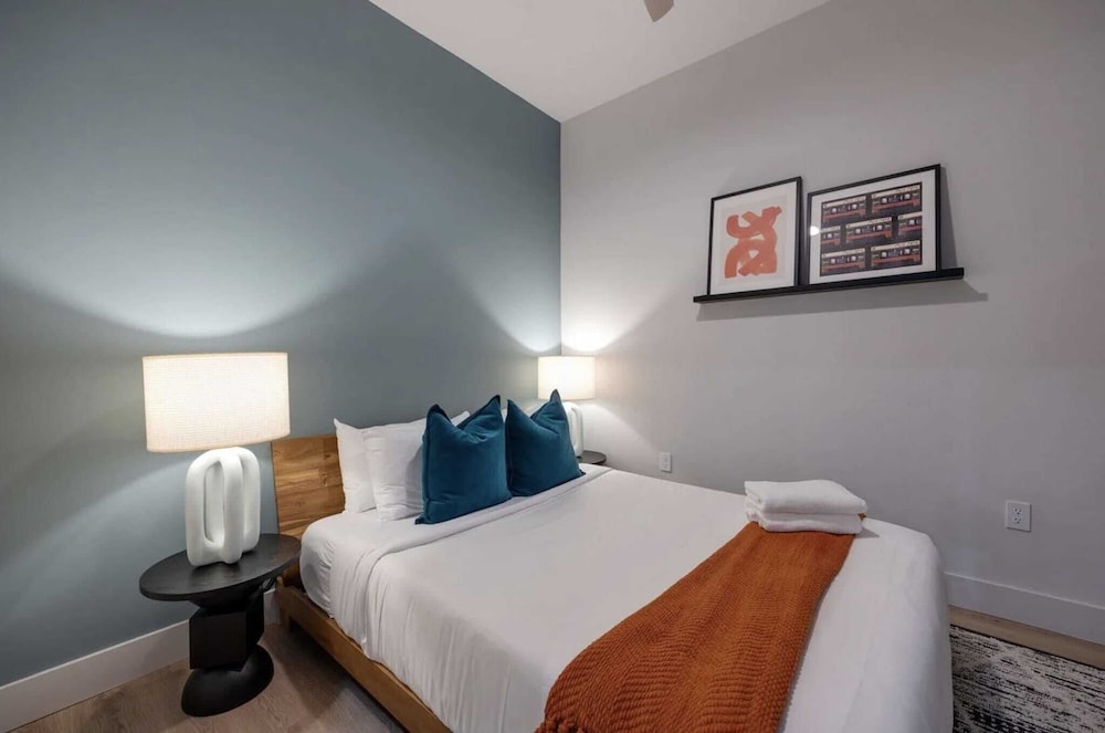 Sleeps 42 7 Modern Midtown Apartments w/ Gym + Pool Walkable to Shops & Eats