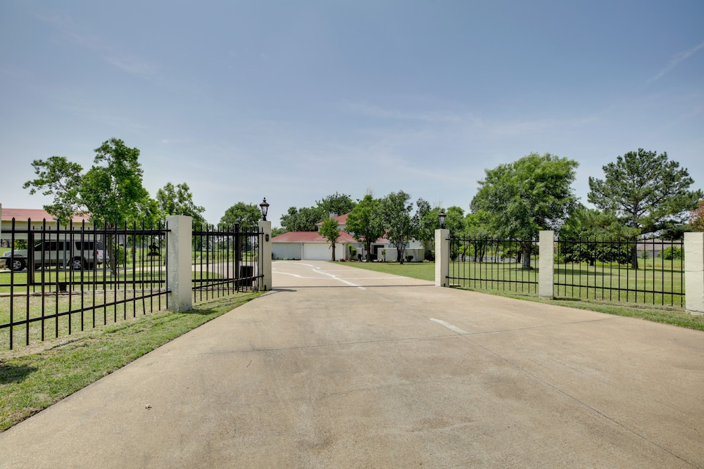 Spacious Kemp Home w/ Private Pool & Guest House! view 3