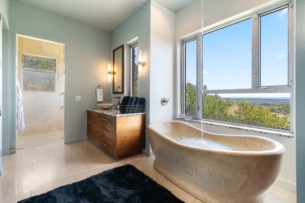 Luxury 7BR Hill Country Gem With Barndominium