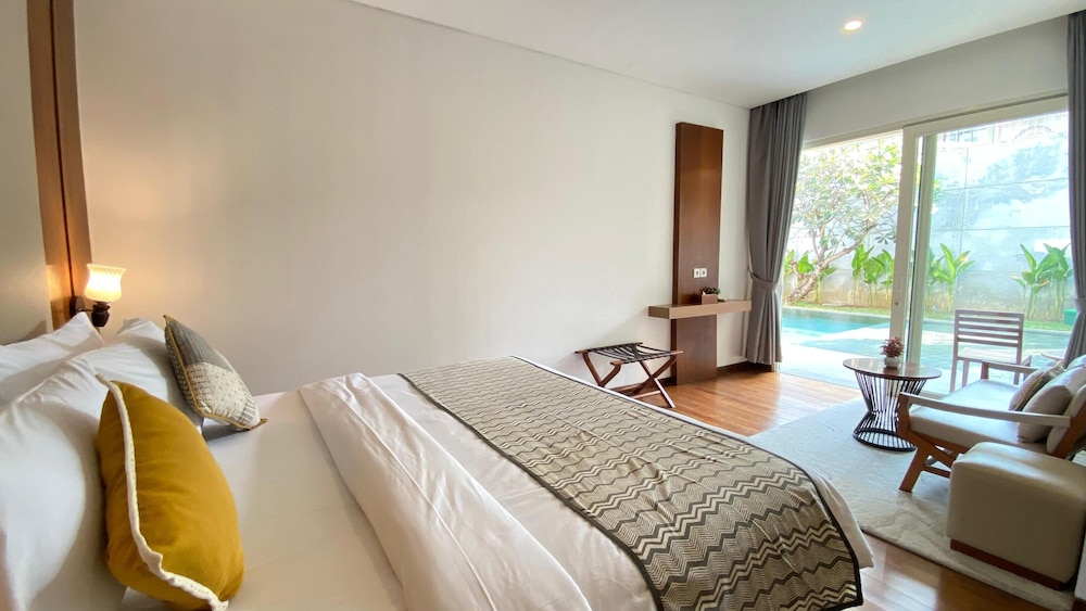 YY Villa Big Pool & Parking in Seminyak