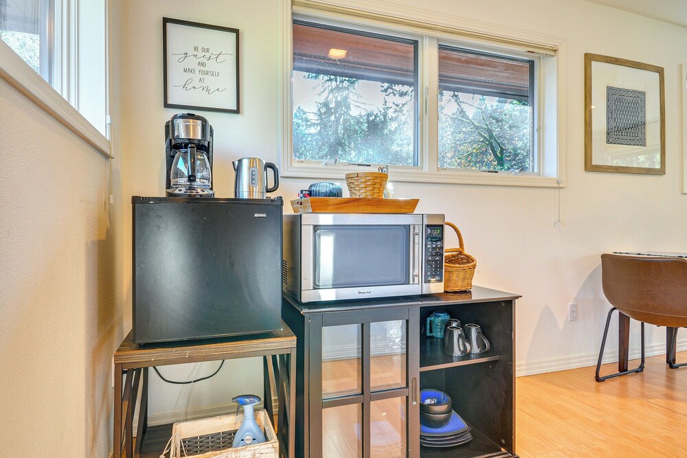 Walk to Willamette River: Studio in West Linn