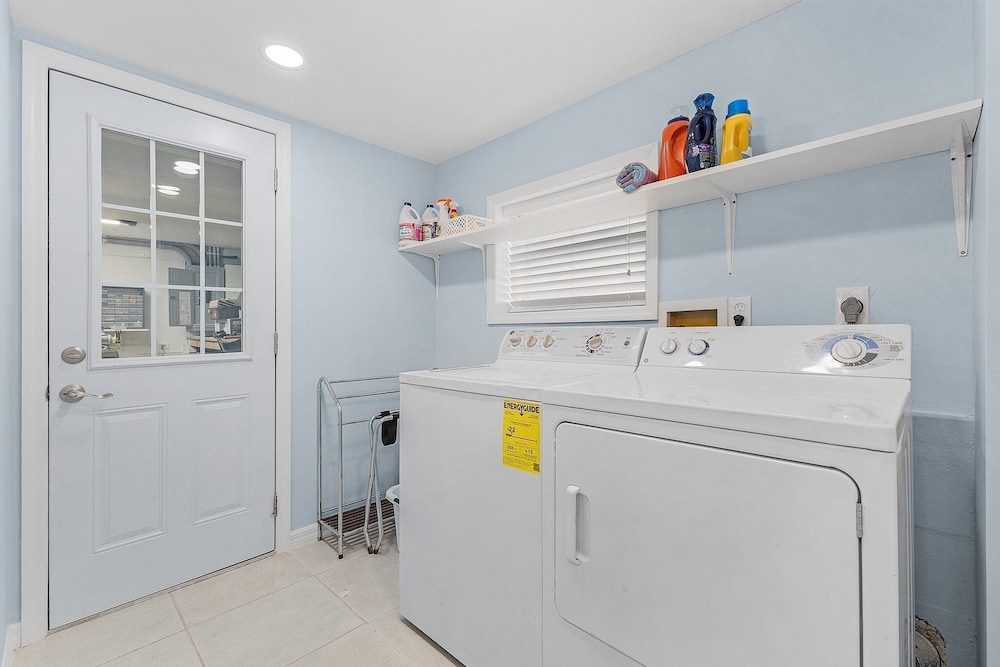 140 Barefoot Bungalow: 4br/2ba W/ Heated Pool! 4 Bedroom Home