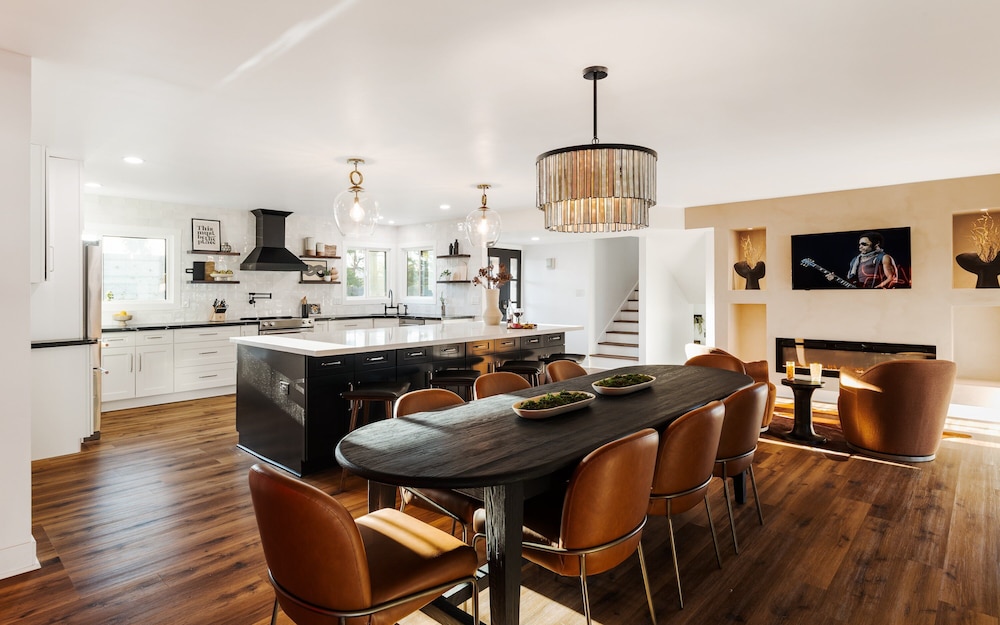 Sunburst Estate - Pool - Hot Tub - Tons of Games!