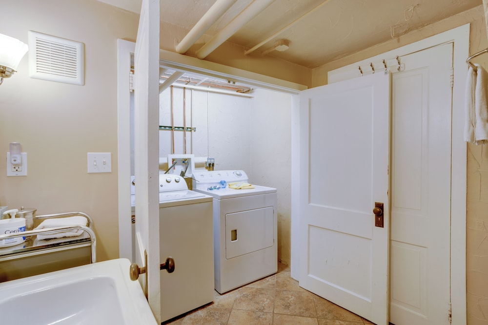 Yard & Grill: Centrally Located Denver Retreat!