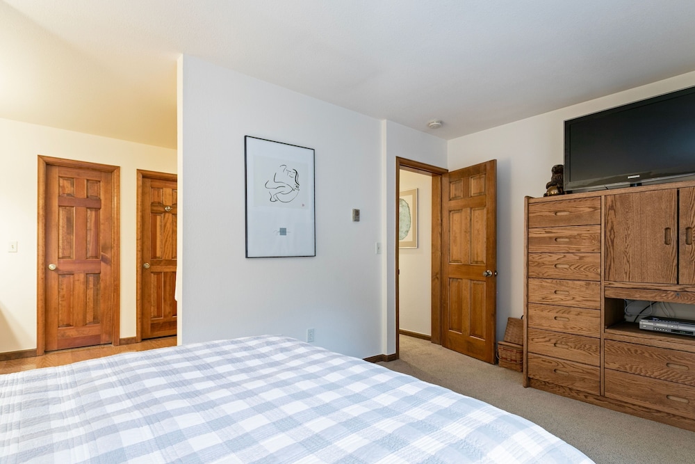 I1 Gore Creek Meadows 4 Bedroom Townhouse