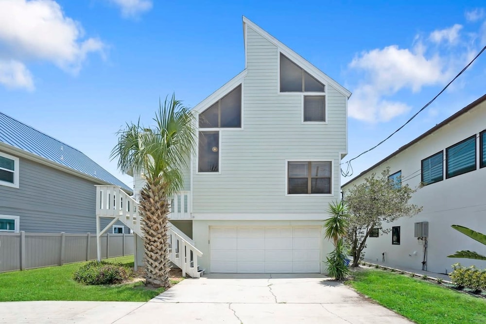 Oceanfront in St Aug Beach Patio BBQ Smart TVs