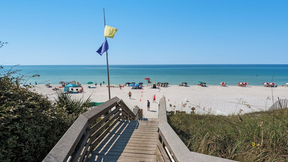 3br/2ba, Sleeps 6, BBQ Grill, Pool, Beach Access + Free Attraction Tickets!