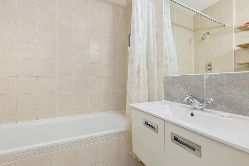 Gorgeous 1 Bedroom in Earl's Court With Vintage Furniture