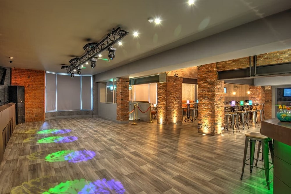 Crewe Vacations - The Royal Hotel Crewe, A BRILLIANT Collection - Property Image 9