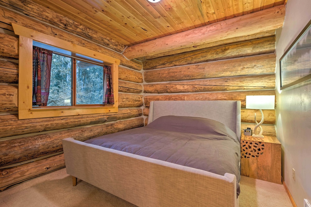 Riverfront Gold Bar Log Cabin Near Stevens Pass! view 5