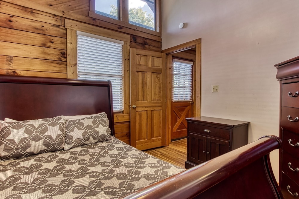 Er15 - A Bears Life Great Location - Close To Town! 3 Bedroom Cabin by RedAwning view 2