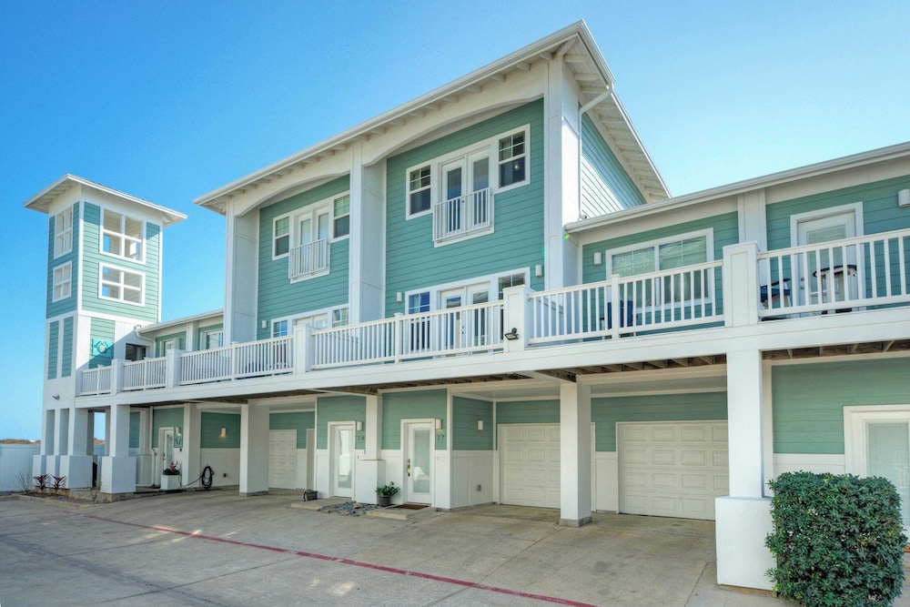 Stylish Condo w/ Pool & Spa Access, Wak to Beach Beach Breeze by Avantstay