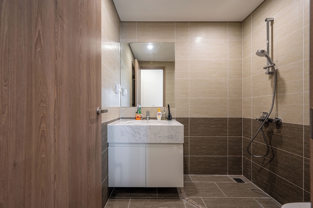 LA Nest 2BR WeeklyMonthly big deal GH2