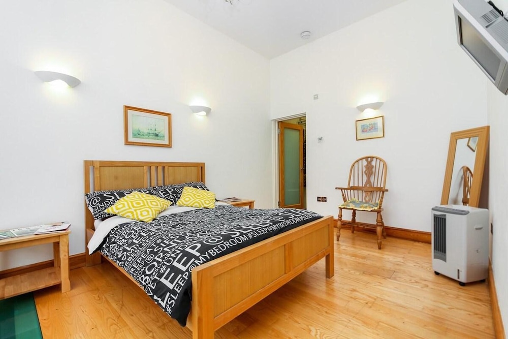 Specious Family Kensington 5-bed House, Sleeps 12