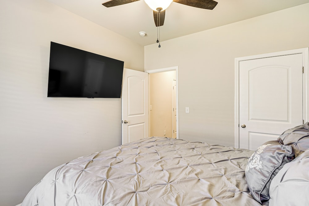 5 Mi to The Square: Athens Home w/ Pool Access!