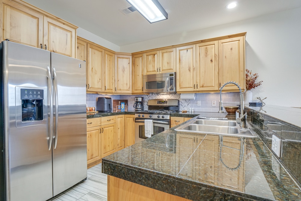 Winter Park Condo w/ Balcony & Mtn Views!