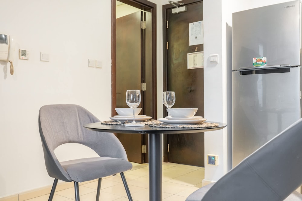 Pleasing 1-bedroom for 4 in JVC for Relaxing Getaway