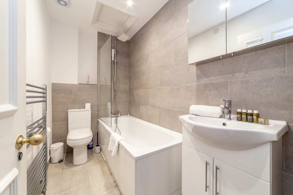 Period Victorian Abode In Idyllic Kings Cross