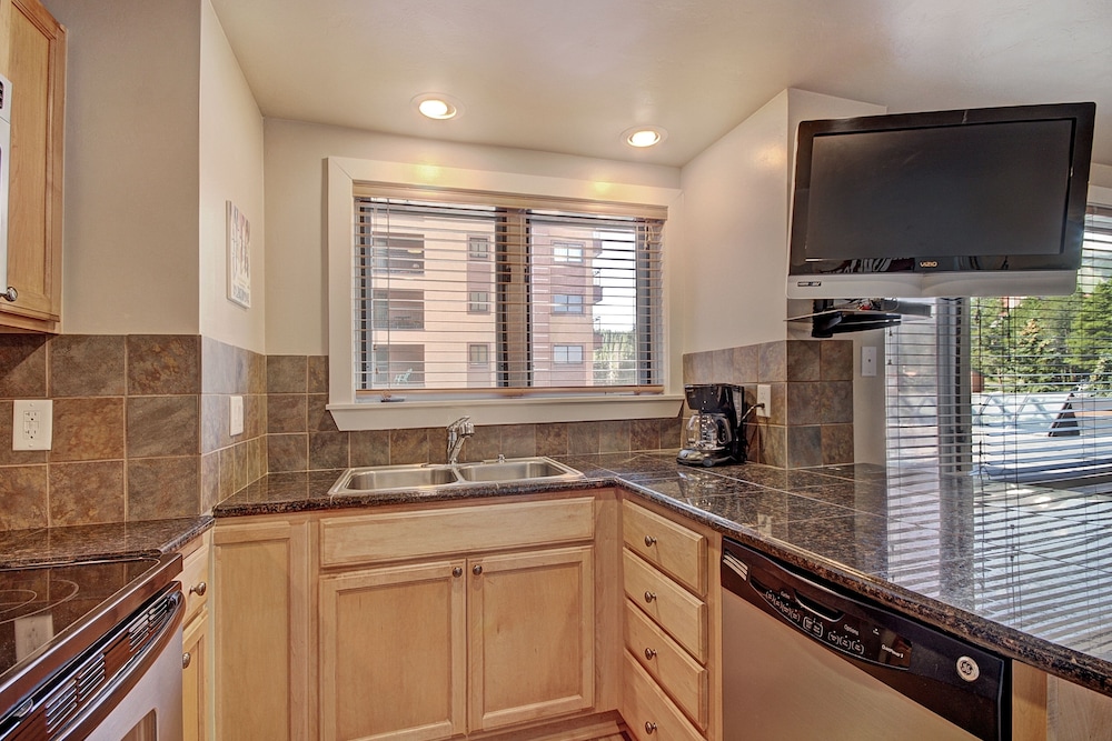 Winter Ski-in/out Studio Sleeps 4, Steps To Historic Main St Studio Bedroom Condo by RedAwning