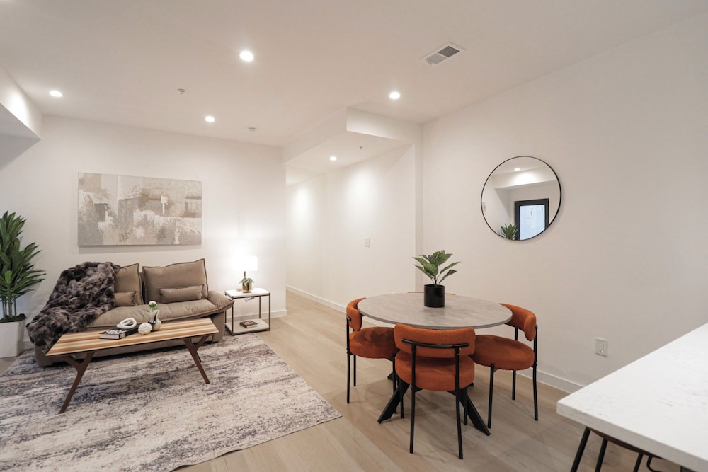 Unit 3 One BR With Queen Sofa and Bed